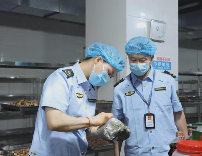 九游体育网站：护航中考、助梦远行！重庆高新区全力保障考生饮食安全(图2)