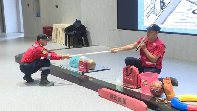 九游体育：龙湖镇启动中小学防溺水安全教育活动