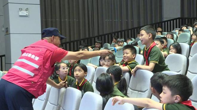 九游体育：龙湖镇启动中小学防溺水安全教育活动(图2)