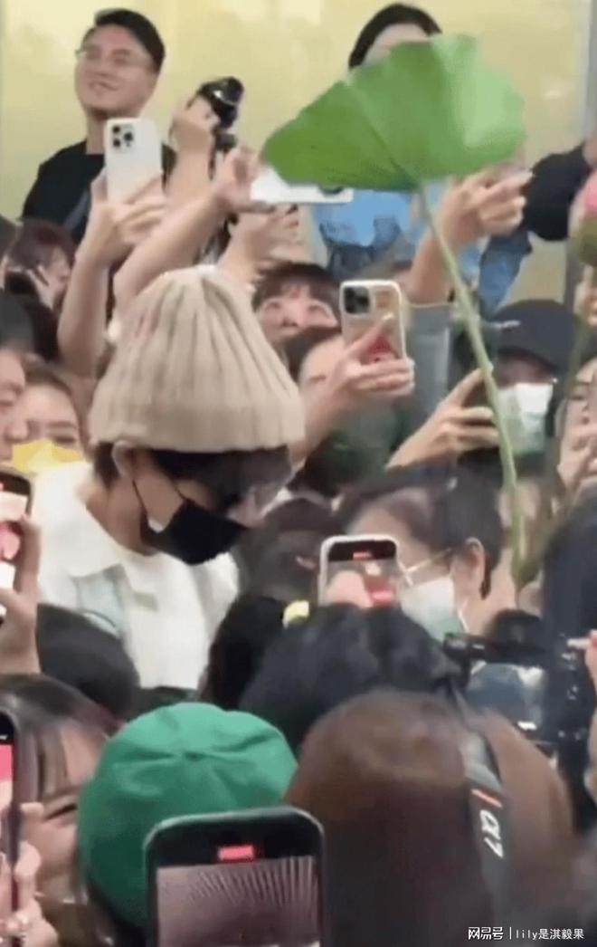 成毅的脾气能有多好？被挤到差点摔倒还温柔的提醒粉丝注意安全(图2)