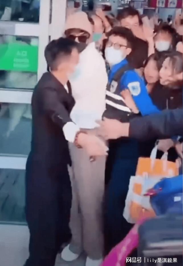 成毅的脾气能有多好？被挤到差点摔倒还温柔的提醒粉丝注意安全(图5)