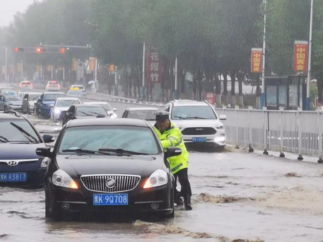 九游体育：七台河公安交警建议您减少出行夜间勿出行请注意交通安全！