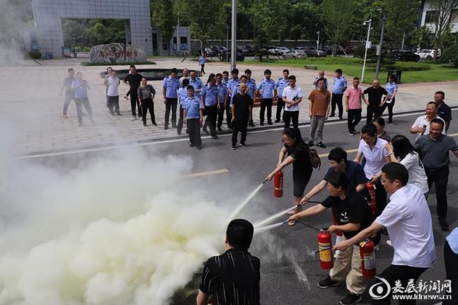 九游体育网站：娄底市纪委监委开展消防安全知识讲座和消防应急演练活动(图3)