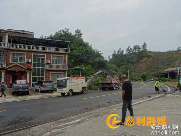 慈利县公路建设养护中心：G353线苗市段斗量金桥消除跳车安全隐患