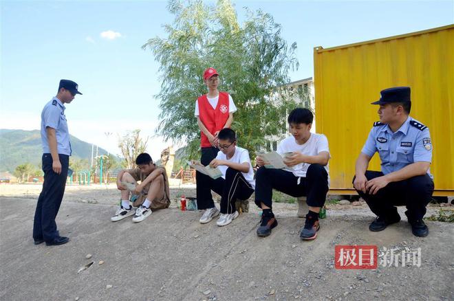 纳凉不忘防溺水看民警如何守护生命安全