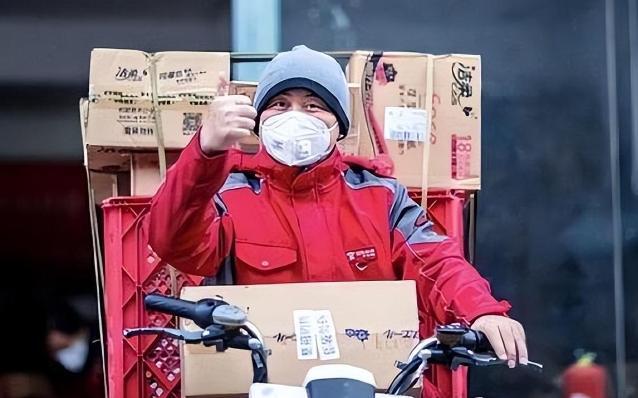 九游体育：京东001号快递员退休：死心塌地工作16年刘强东承诺的房给了吗(图3)