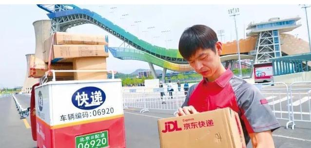 九游体育：京东001号快递员退休：死心塌地工作16年刘强东承诺的房给了吗(图1)