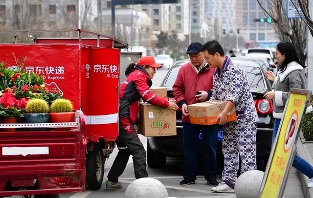 九游体育：京东001号快递员退休：死心塌地工作16年刘强东承诺的房给了吗(图6)