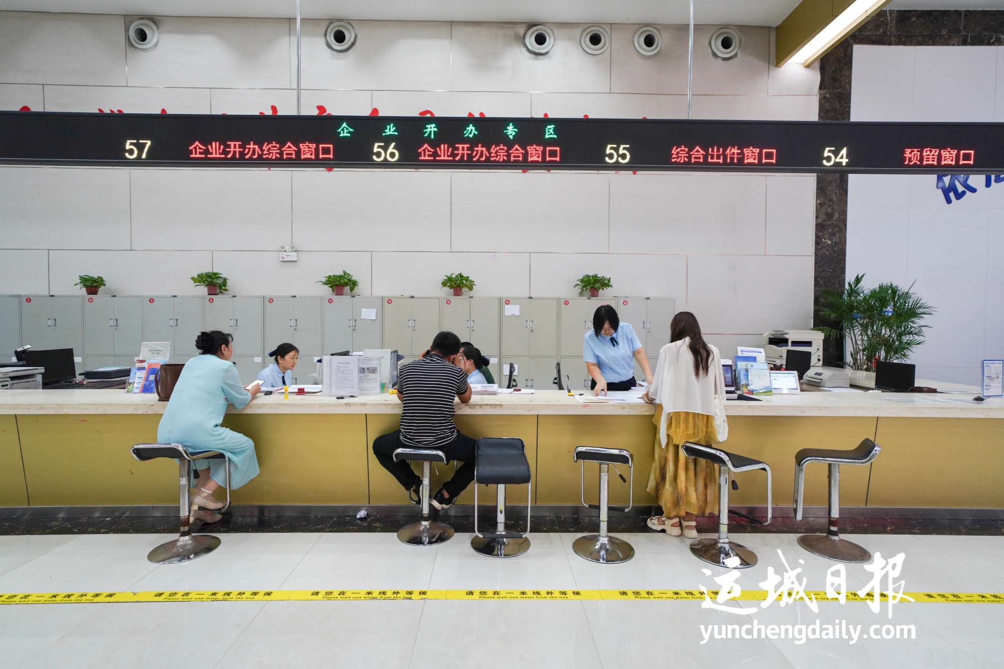 九游体育网站：山西万荣：创新政务服务赶走群众办事“小烦恼”(图3)