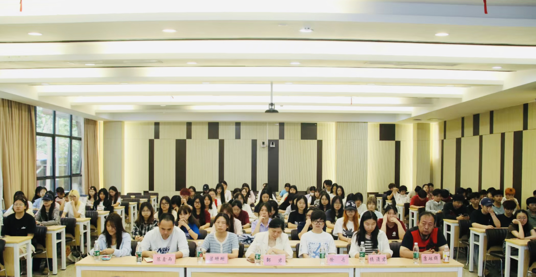 九游体育网站：信息技术学院召开2024级广告艺术设计专业写生实训安全动员大会(图2)