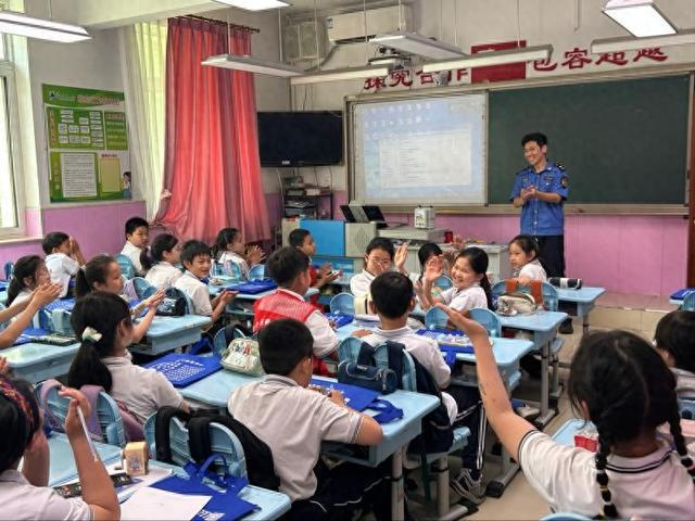 九游体育：北京朝外街道综合行政执法队携手燃气公司为小学生上燃气安全课(图1)