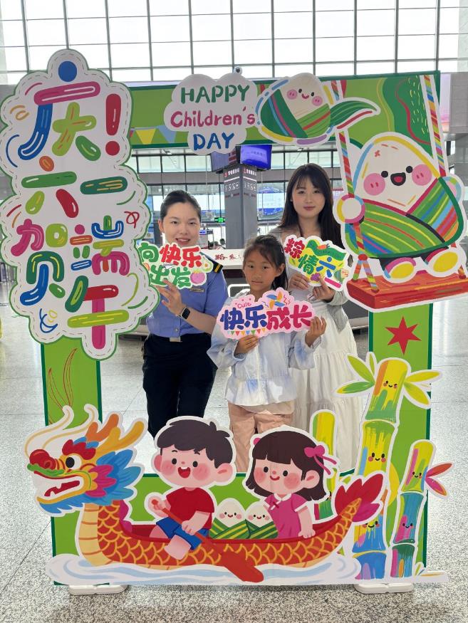 九游体育网站：六安火车站开展民俗活动迎端午(图1)