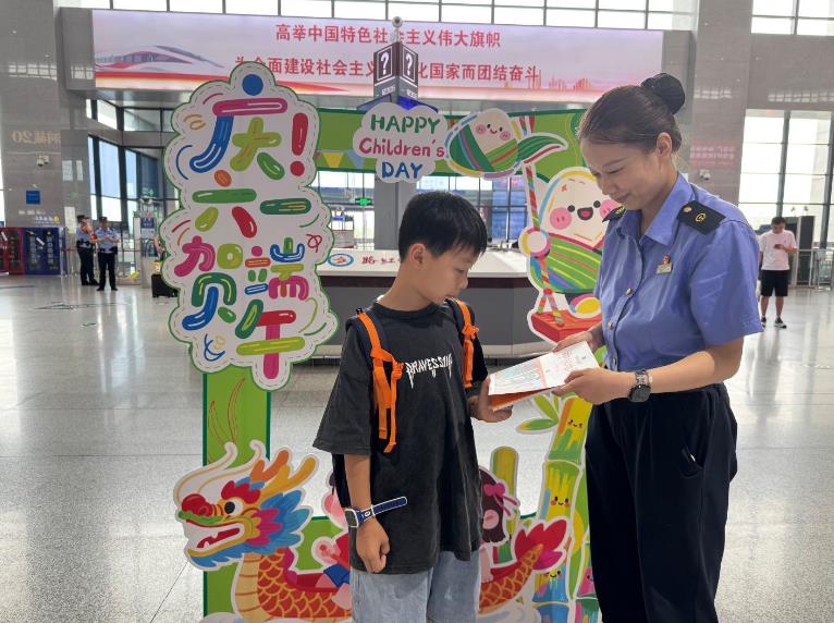 九游体育网站：六安火车站开展民俗活动迎端午(图2)