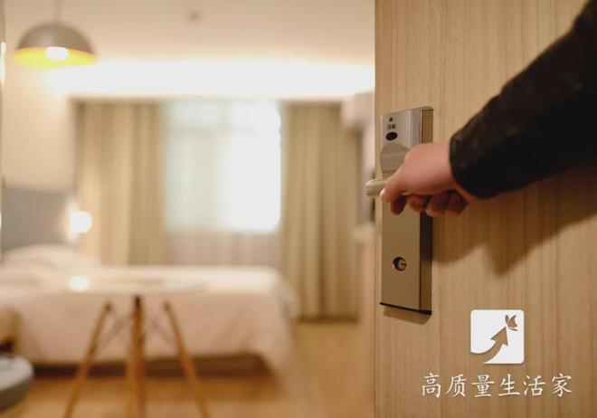 入住酒店拿到房卡后为什么要第一时间扔掉房卡套？(图1)