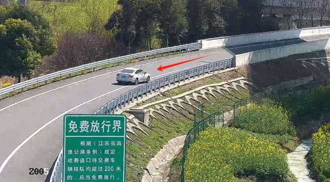 九游体育网站：高邮高速上一个动作男子12分被扣光！(图2)