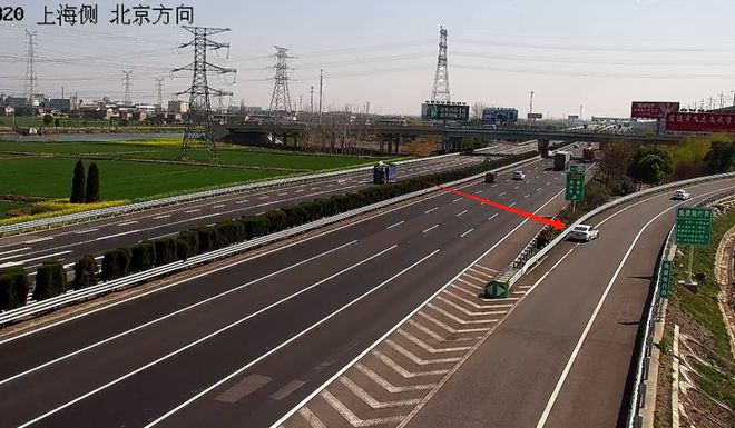 九游体育网站：高邮高速上一个动作男子12分被扣光！(图1)