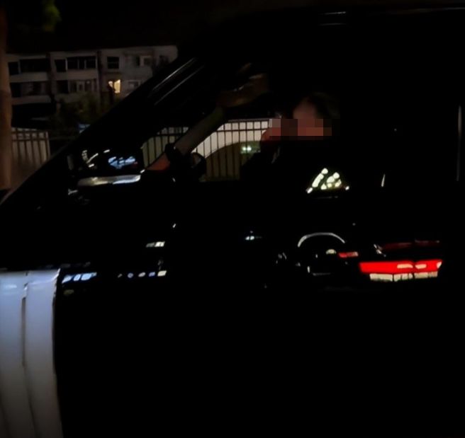 32岁夜场女网恋黑人高富帅高调晒非洲奔现照片后失联这事不简单…(图3)