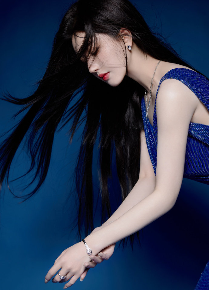 英语老师无套让我c了一节课。(图1)