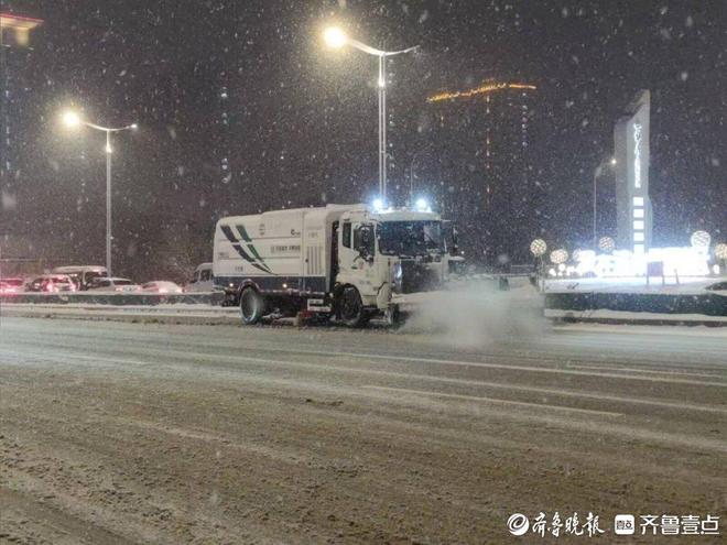 昼夜奋战保畅通历城城发同晟城服集团全力清雪除冰护航出行安全