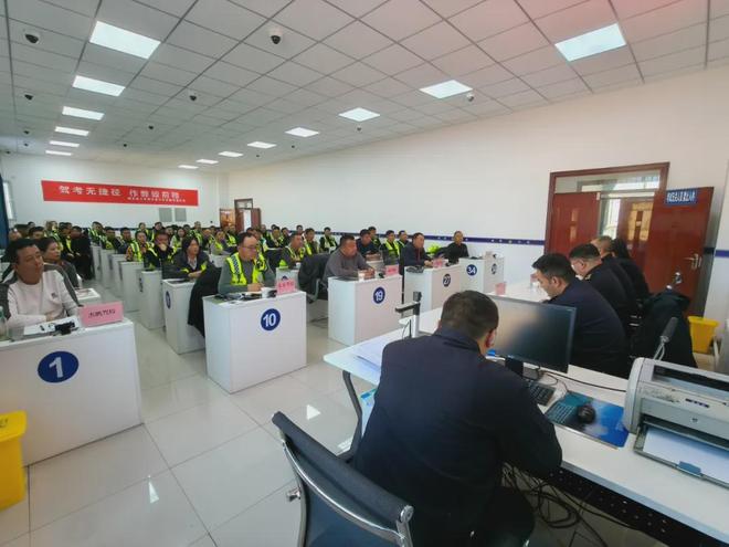 敲响安全警钟！昭苏县公安局联合交通局召开社会化考场驾校警示教育会议(图2)