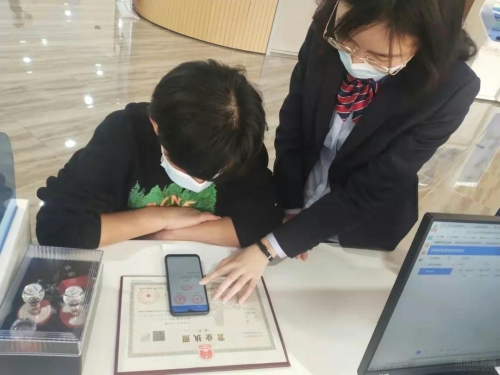 电子执照和电子印章同发放助力企业办事降本增效