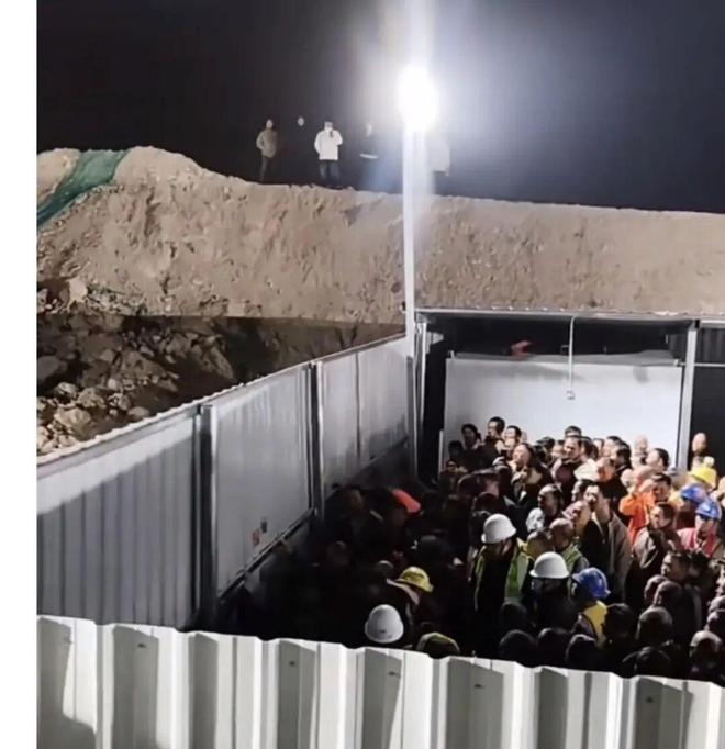 建筑工人摇晃围栏大喊“我们要出去吃饭”(图2)