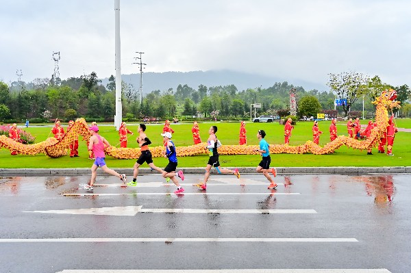 6000名跑者汇龙乡2026重庆铜梁马拉松鸣枪开跑