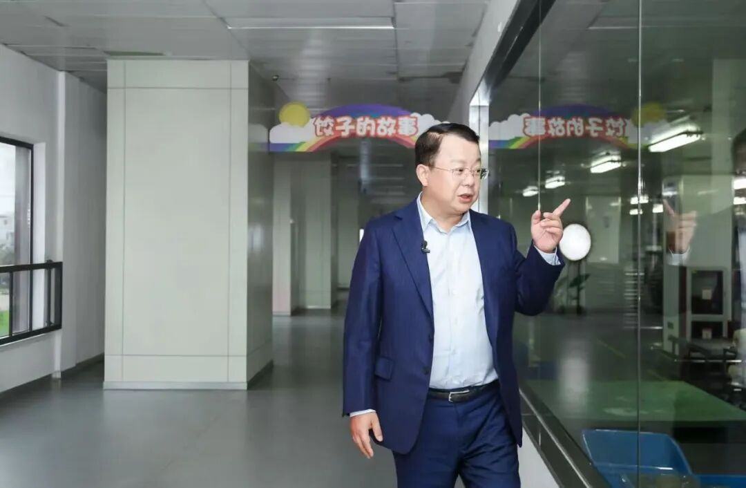 九游体育:手握300亿资金一个项目赚80亿他投出东鹏特饮、老乡鸡、自然堂(图1)