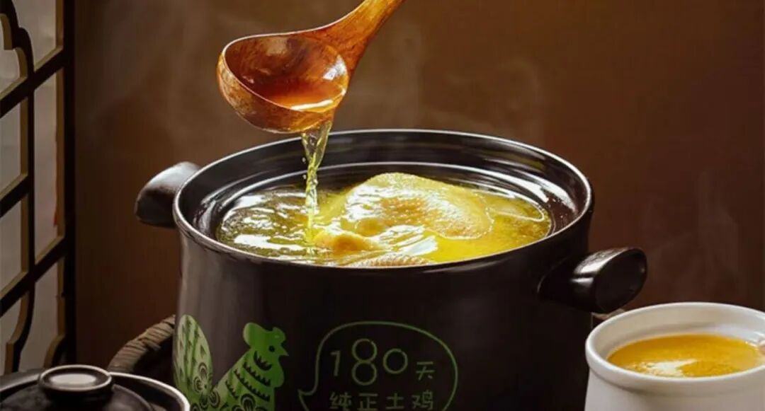 九游体育:手握300亿资金一个项目赚80亿他投出东鹏特饮、老乡鸡、自然堂(图2)