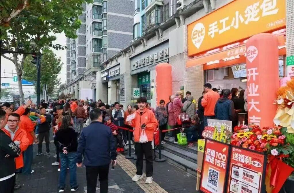 九游体育:手握300亿资金一个项目赚80亿他投出东鹏特饮、老乡鸡、自然堂(图3)