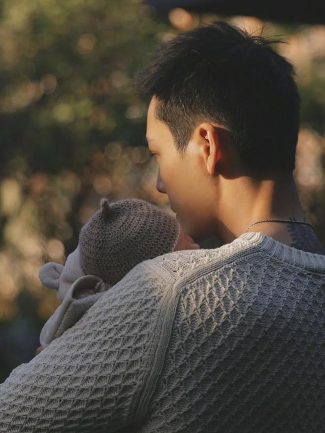 九游体育：陳偉霆親自抱BB打針狂放閃靠中英文神速氹好兒子誓做滿分好爸爸(图10)