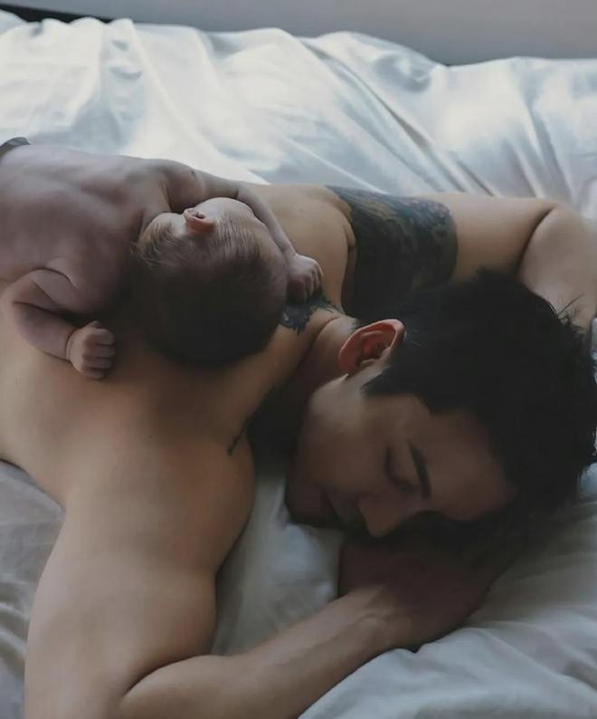 九游体育：陳偉霆親自抱BB打針狂放閃靠中英文神速氹好兒子誓做滿分好爸爸(图7)