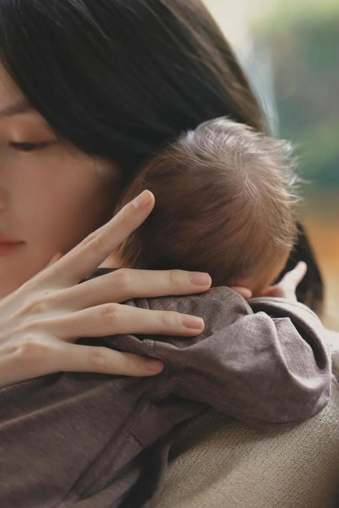 九游体育：陳偉霆親自抱BB打針狂放閃靠中英文神速氹好兒子誓做滿分好爸爸(图4)