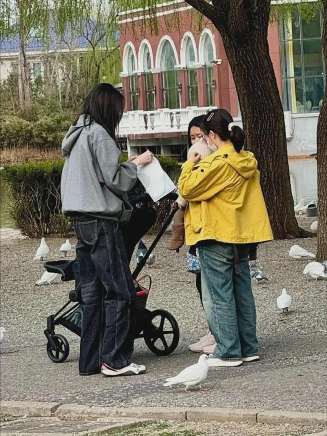 九游体育：陳偉霆親自抱BB打針狂放閃靠中英文神速氹好兒子誓做滿分好爸爸(图5)