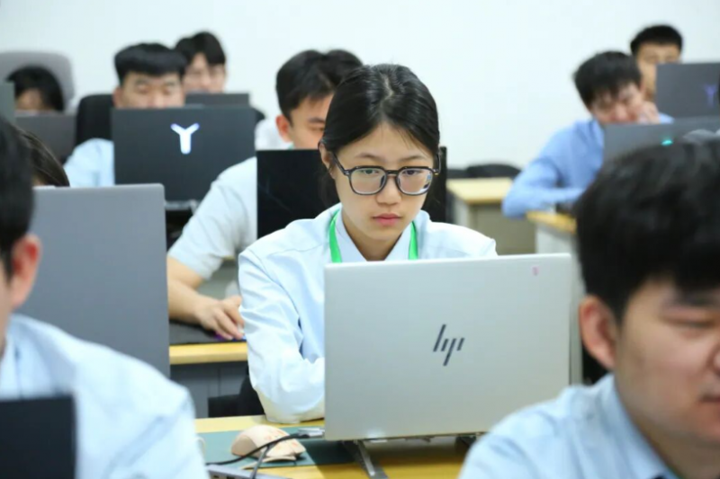 构建技术视野：八维职业学校带来行业趋势与专业选择指南(图1)