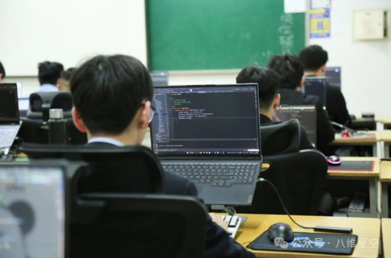 构建技术视野：八维职业学校带来行业趋势与专业选择指南(图2)