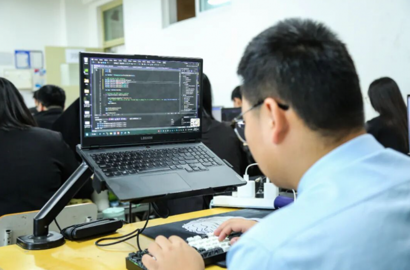 构建技术视野：八维职业学校带来行业趋势与专业选择指南(图3)